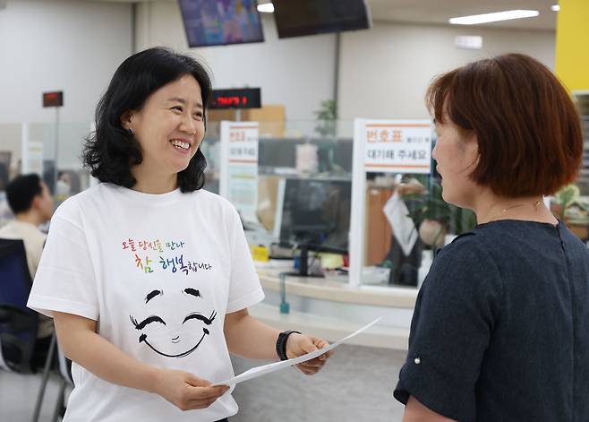 서울 강남구는 민원인과 공무원 사이에 존중·배려하는 문화를 만들고자 민원 담당 부서 공무원 100명이 매주 월요일마다 '시(詩)셔츠'를 입고 근무한다고 28일 밝혔다. /연합뉴스