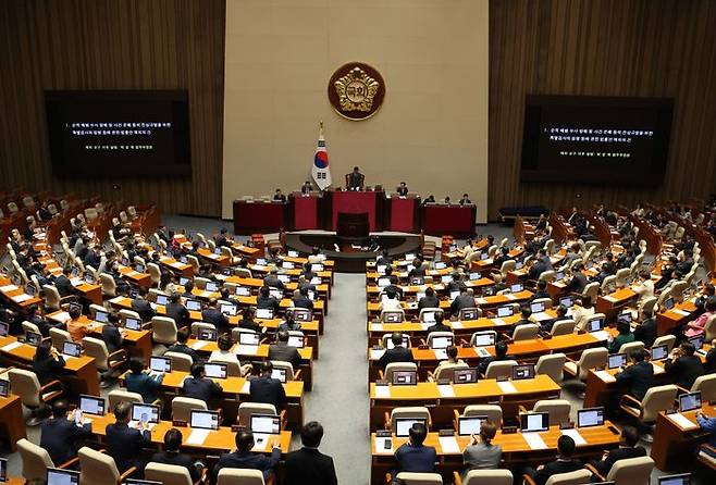 28일 국회 본회의장에서 열린 본회의에서 김진표 국회의장이 회의를 개의하고 있다. ⓒ뉴시스