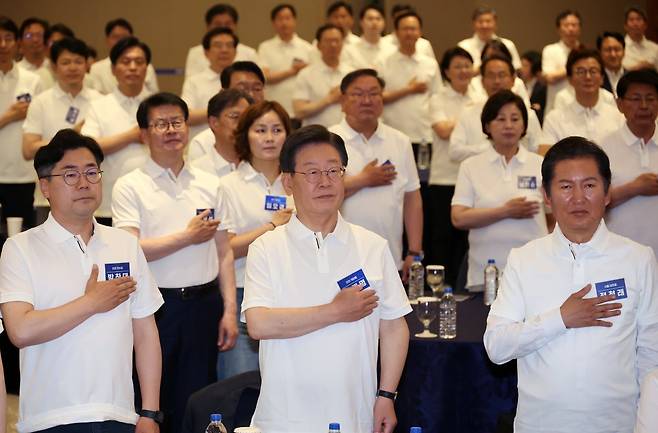 더불어민주당 박찬대 원내대표와 이재명 대표, 정청래 최고위원(앞줄 왼쪽부터) 등 지도부가 22일 오후 충남 예산군 스플라스 리솜에서 열린 제22대 국회의원 당선인 워크숍에서 국기에 대한 경례를 하고 있다. 예산=뉴시스