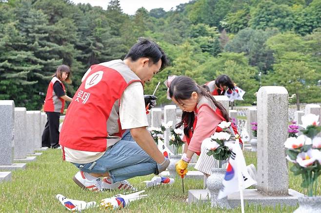 지난 25일 서울 동작구 동작동 국립서울현충원에서 임직원과 가족들이 봉사활동을 하고 있다. 롯데건설 제공