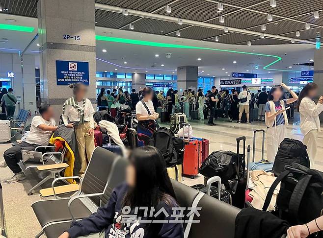 부산항 국제여객터미널에서 ‘잇츠더쉽’ 크루즈에 참여하기 위해 승객들이 긴 줄을 이루고 있다. (부산/나가사키(일본)=김지혜 기자 jahye2@edaily.co.kr)