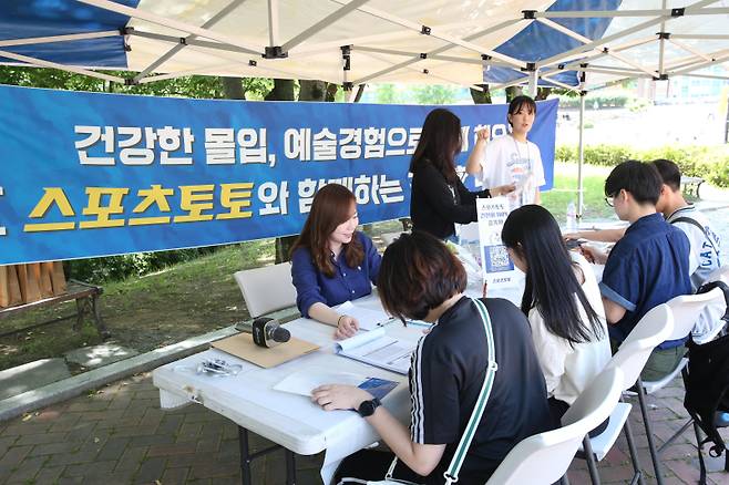 지난 5월 23일 대구가톨릭대학교 캠퍼스에서 펼쳐진 도박중독 예방 캠페인에서 현장 상담을 진행하고 있는 캠페인 관계자와 대학생들. 사진=스포츠토토