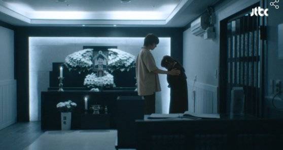 부친상을 당한 도다해(천우희)의 과거로 찾아가 위로를 건넨 복귀주(장기용).사진 JTBC '히어로는 아닙니다만'