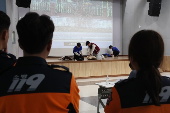 지난달 2일 경기도 의정부시 금오동 경기북부소방재난본부에서 열린 경기북부 일반인 심폐소생술(CPR) 경연대회에서 대학 및 일반부로 참가한 서정대학교 학생들이 퍼포먼스를 펼치고 있다.    해당 사진은 기사 내용과 관련 없음. 연합뉴스