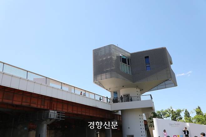 한강대교 위에 설치된 전망호텔 ‘스카이 스위트’ 외관. 김창길 기자