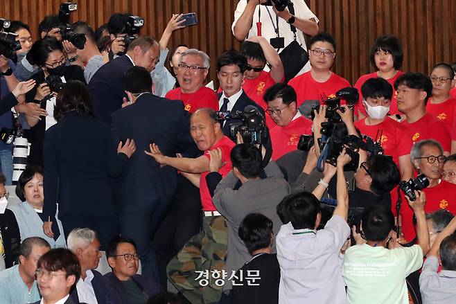 28일 국회 본회의에서 채상병 특검법 재의안이 부결되자 방청석에서 지켜보던 해병대 예비역 연대 회원들이 울분을 토하고 있다. 박민규 선임기자