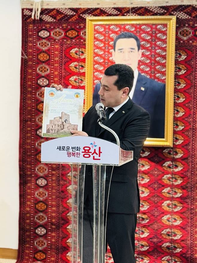 Turkmenistan Ambassador to Korea Begench Durdyyev delivers remarks at an event honoring Magtymguly Fragi, a prominent poet and philosopher of the East, on his 300th anniversary at Yongsan Art Hall in Yongsan-gu, Seoul on Tuesday. (Sanjay Kumar/The Korea Herald).