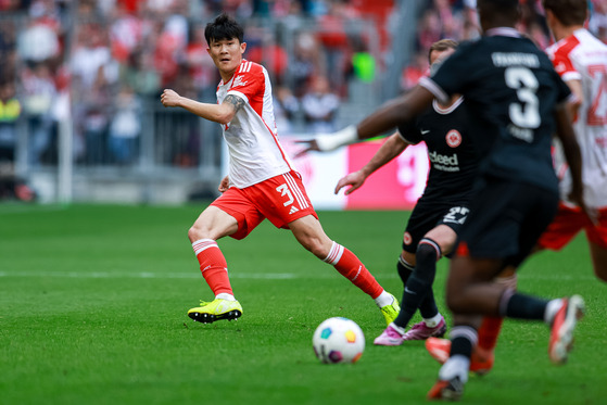 Bayern Munich defender Kim Min-jae is in action during a Bundesliga match against Eintracht Frankfurt in Munich, German on April 27. [EPA/YONHAP]