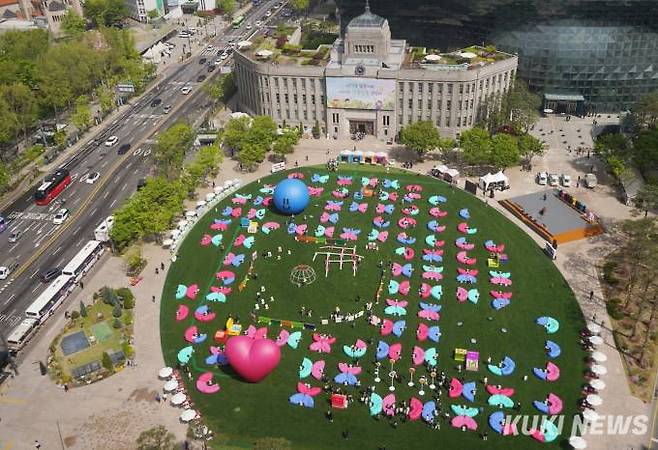 18일 서울광장과 광화문광장, 청계천에서 서울야외도서관 운영을 시작했다. 사진=박효상 기자
