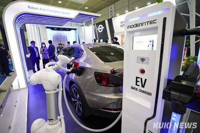 지난해 3월 서울 강남구 코엑스에서 열린 'EV 트렌드 코리아 2023'에 등장한 전기차 무인 로봇 충전시스템. 쿠키뉴스 자료사진