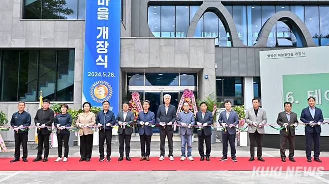 최승준 정선군수와 관계자들이 병방산 하늘꽃마을 개장식에 참석해 테이프커팅을 하고 있다. (사진=정선군)