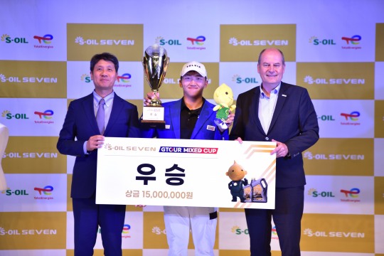 지난 27일(월) 대전 골프존조이마루에서 열린 ‘2024 S-OIL SEVEN GTOUR Mixed Cup’ 시상식에서 (왼쪽부터)골프존 박강수 대표, 우승자 김홍택, 에쓰-오일토탈에너지스윤활유㈜ 패트리스 드베미 대표이사가 기념촬영을 하고 있다.