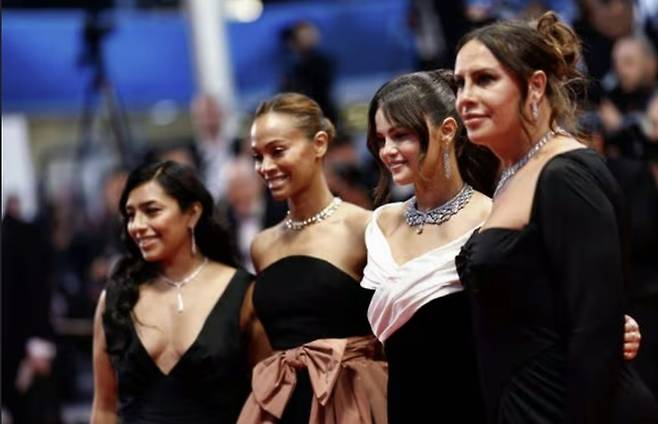 25일 폐막한 제77회 칸 영화제에서 영화 ‘에밀리아 페레즈’에 출연한 여배우 4인이 공동 여우주연상을 받았다. (왼쪽부터) 아드리안나 파즈, 조이 살다나, 설리나 고메즈, 카를라 소피아 가스콘. 사진은 지난 18일 현지 시사회에 참석했을 때 모습. 가스콘은 성전환 여배우 최초로 칸 여우주연상을 수상했다.[사진 = AFP 연합뉴스]