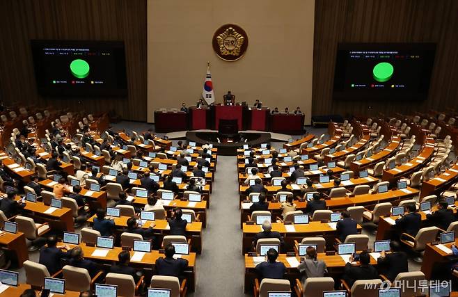 [서울=뉴시스] 고승민 기자 = 28일 서울 여의도 국회에서 열린 제414회국회(임시회) 제2차 본회의에서 전세사기 피해자 지원 및 주거안정에 관한 특별법 일부개정법률안(대안)이  재석 170인에 찬성 170인으로 가결되고 있다. 2024.05.28.