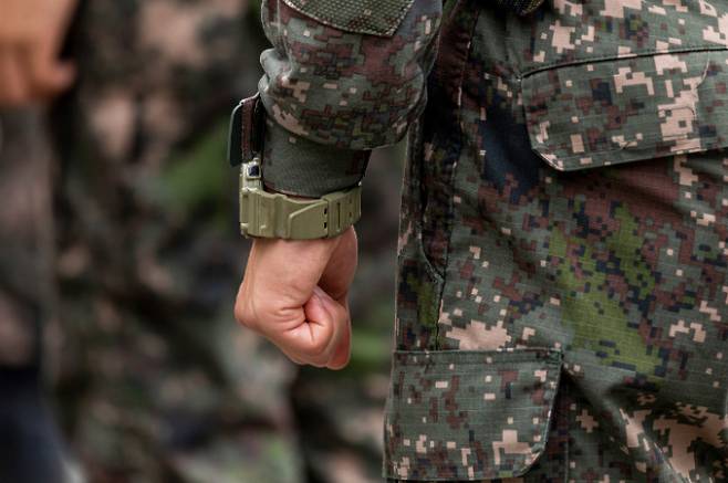 지난 23일 소위 '얼차려' 군기 훈련을 받던 훈련병이 사망해 해당 지휘관의 신상이 확산하고 있다. 사진은 기사 내용과는 무관한 자료사진. / 사진= 이미지투데이