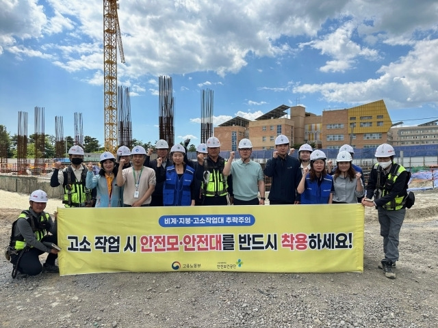 안전보건공단 인천광역본부는 28일 송도국제도시 도서관 건립공사 현장에서 위험표지판 부착 캠페인을 진행했다. /안전보건공단 인천광역본부