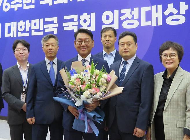 김교흥 국회 행정안전위원장이 28일 대한민국 국회 의정대상 수상 후 관계자들과 기념포즈를 취하고 있다.