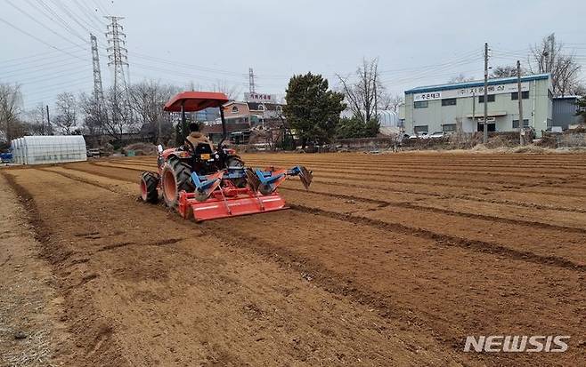 [안산=뉴시스] 안산시 청년영농대행 작업단이 영농취약계층의 일손을 돕고 있다.(사진=안산시 제공)2024.05.28.photo@newsis.com