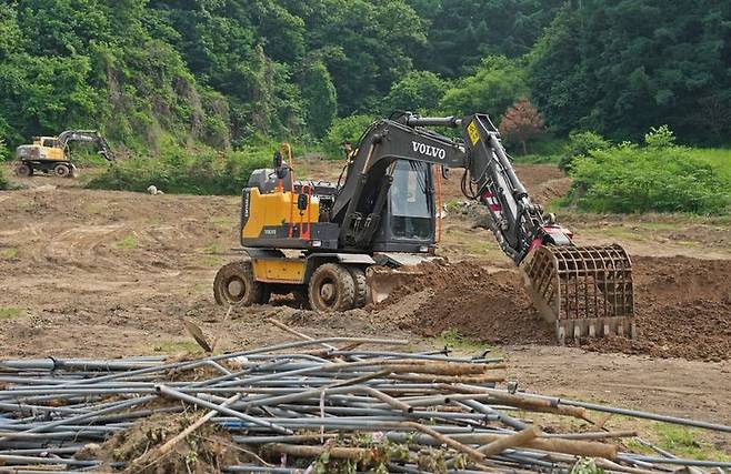 [충주=뉴시스] 이도근 기자= 과수화상병이 발생한 충북 충주시 동량면 과수원에서 농정당국 관계자들이 매몰 방제작업을 하고 있다. (사진=충북도 제공) 2024.5.23. photo@newsis.com *재판매 및 DB 금지