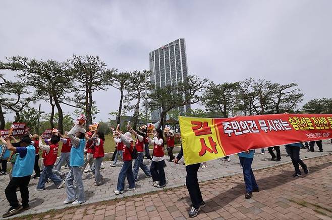 [금산=뉴시스] 조명휘 기자 = 금산주민들이 27일 전남 나주시에 있는 한전본사를 찾아 송전선로 진산면 경유 반대를 요구하는 시위를 펼치고 있다. (사진= 금산군 제공) 2024.05.28. photo@newsis.com *재판매 및 DB 금지