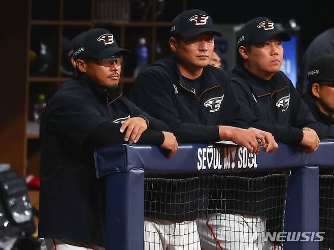 [서울=뉴시스] 김근수 기자 = 한화이글스 최원호 감독이 5일 서울 구로구 고척스카이돔에서 열린 2024 KBO리그 한화 이글스 대 키움 히어로즈의 경기에서 경기를 지켜보고 있다. 2024.04.05. ks@newsis.com