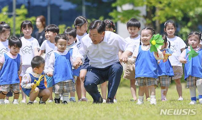 [전주=뉴시스] 김관영 전북지사가 소풍나온 아이들과 즐거운 추억을 만들고 있다.  *재판매 및 DB 금지