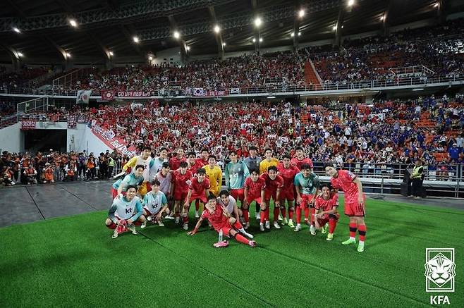 [서울=뉴시스] 지난 3월26일 태국 방콕 라자망갈라스타디움에서 열린 '2026 국제축구연맹(FIFA) 북중미 월드컵' 아시아 지역 2차 예선 태국과의 경기에서 승리한 한국 남자 축구대표팀이 기념사진을 촬영하고 있다. (사진=대한축구협회 제공) 2024.03.26.  *재판매 및 DB 금지