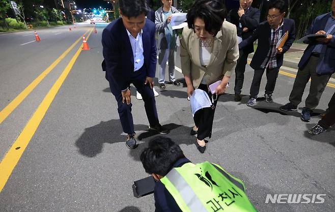 [과천=뉴시스] 신계용 시장이 조명 조도 확인 현장에 참여해 관계자들과 점검을 하고 있다. (사진=과천시 제공). 2024.05.28.photo@newsis.com