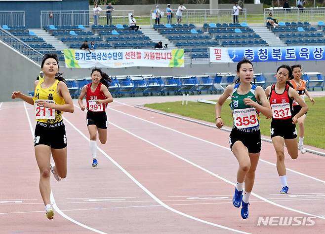 [목포=뉴시스] 김혜인 기자 =  26일 오후 전남 목포시 목포종합운동장에서 열린 제53회 전국소년체육대회 육상 여자중학교 200m결승전에서 선수들이 결승선을 통과하고 있다. 2024.05.26. hyein0342@newsis.com