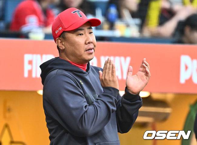 [OSEN=창원, 이석우 기자] 28일 창원NC파크에서 2024 신한 SOL 뱅크 KBO 리그 NC 다이노스와 KIA 타이거즈의 경기가 열렸다. 4연패에 빠진 NC는 신민혁을 내세워 연패 탈출에 나서고, 지난 주말 NC와의 창원 3연전을 스윕했고 주말 두산 3연전을 위닝시리즈로 장식한 KIA는 윤영철이 마운드에 오른다.KIA 타이거즈 이범호 감독이 1회초 1사 2루 나성범의 우익수 오른쪽 뒤에 떨어지는 1타점 2루타 때 박수를 치고 있다. 2024.05.28 / foto0307@osen.co.kr