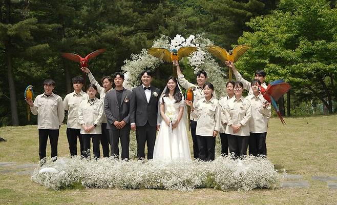 신랑신부가 사육사·앵무새들과 기념촬영하고 있다.&nbsp;