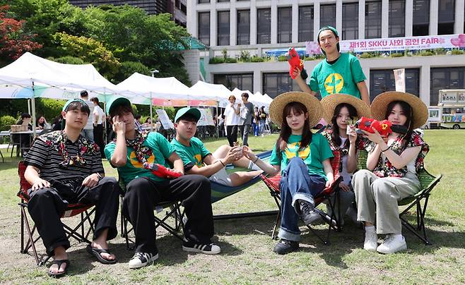 28일 서울 종로구 성균관대학교 인문사회과학캠퍼스 금잔디광장에서 열린 '제1회 SKKU 사회공헌 FAIR'에서 호우회 소속 학생들이 농촌사회 일손 돕기 및 도농상생 정신을 소개하고 있다.