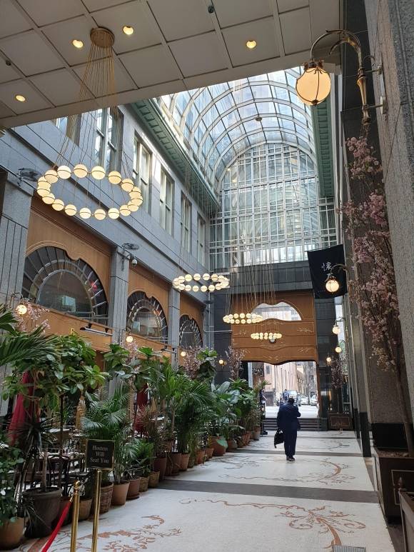 미국 뉴욕 맨해튼에 있는 라 그랑데 부쉐리 레스토랑은 통로 주변으로 초록 식물들이 자리하고 있다.