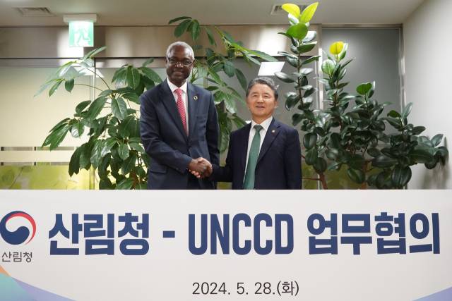 남성현(오른쪽) 산림청장이 유엔사막화방지협약(UNCCD) 이브라힘 띠아우(왼쪽) 사무총장과 악수를 나누고 있다. 사진제공=산림청