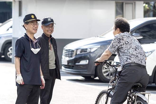 101동 경비원 김한섭씨와 강성욱 입주자대표회장이 주민과 인사를 나누고 있다. ⓒ시사IN 박미소