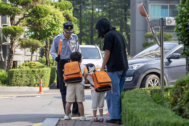 5월22일 전주 완산구 서신신일아파트에서 106동 경비원 이남재씨(66)가 아이들과 인사를 나누고 있다. ⓒ시사IN 박미소