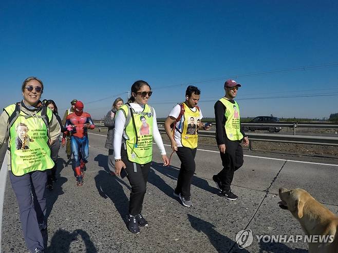 사람들과 함께 걷고 있는 카밀라 고메스(앞줄 왼쪽 두 번째) [로이터 연합뉴스 자료사진. 재판매 및 DB 금지]