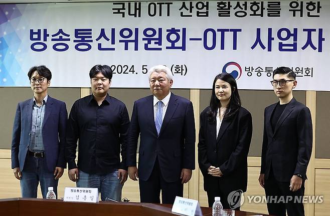 방통위, 국내 OTT 4사 대표 간담회 (과천=연합뉴스) 윤동진 기자 = 김홍일 방송통신위원회(방통위) 위원장(가운데)이 28일 정부과천청사 방통위에서 열린 국내 OTT 4사 대표와의 간담회에서 기념촬영을 하고 있다. 왼쪽부터 이태현 웨이브 대표,  박태훈 왓챠 대표, 김 위원장, 최주희 티빙 대표, 김성한 쿠팡플레이 대표. 2024.5.28 mon@yna.co.kr