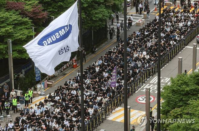 전국삼성전자노조 문화행사 (서울=연합뉴스) 전삼노 조합원들이 지난 24일 오후 서울 강남구 삼성전자 사옥 앞에서 노동조합과의 교섭을 촉구하며 문화 행사를 열고 있다. [연합뉴스 자료사진]