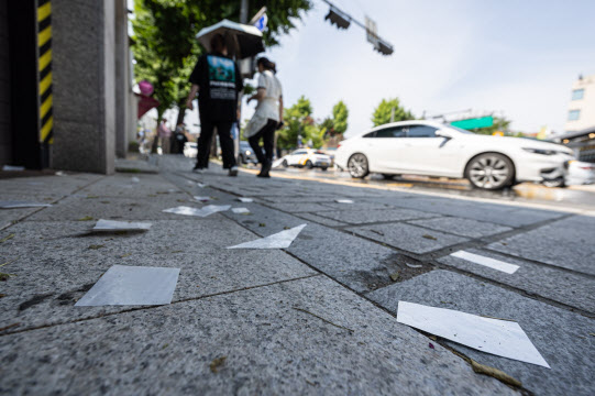 북한이 살포한 대남전단 추정 미상물체 잔해들이 전국 곳곳에서 발견되고 있는 29일 서울 종로구 안국역 인근에서 대남전단 풍선으로 추정되는 잔해가 바닥에 흩어져 있다.(사진-뉴스1)