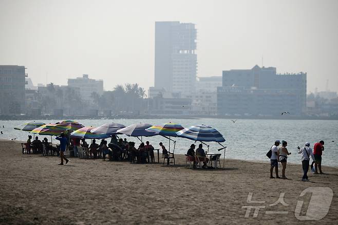 21일(현지시간) 기록적인 더위가 이어지고 있는 멕시코 베라크루스에서 관광객들이 해변을 찾고 있다. 2024.05.21 ⓒ 로이터=뉴스1 ⓒ News1 정지윤 기자