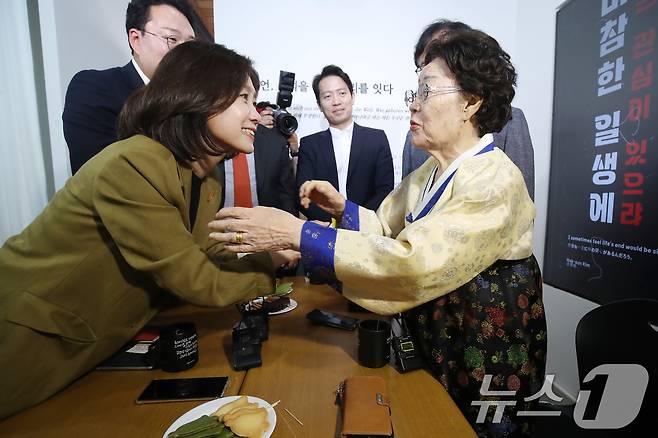 허은아 개혁신당 대표가 29일 오전 대구 중구 희움 일본군 '위안부' 역사관을 찾아 이용수 할머니와 차담을 마치고 일본군 위안부 문제 해결을 위해 노력할 것을 거듭 약속하고 있다. 2024.5.29/뉴스1 ⓒ News1 공정식 기자