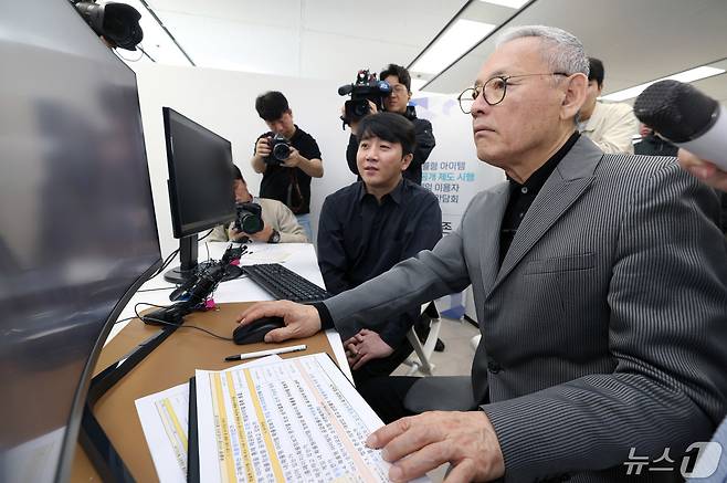 유인촌 문화체육관광부 장관이 8일 서울 서대문구 게임물관리위원회 수도권사무소에서 전 프로게이머 홍진호와 함께 확률형 아이템 정보공개 모니터링을 직접 해보고 있다. (문화체육관광부 제공) 2024.5.8/뉴스1