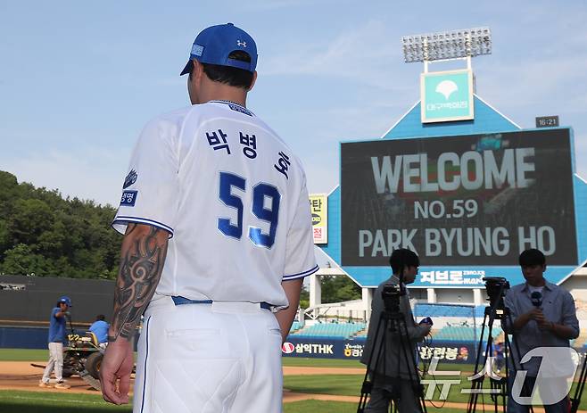 삼성으로 이적한 박병호가 29일 오후 대구 삼성라이온즈파크에서 팀 훈련을 마친 뒤 취재진을 향해 포즈를 취하고 있다. 박병호는 삼성 등번호 59번을 받았다. 2024.5.29/뉴스1 ⓒ News1 공정식 기자