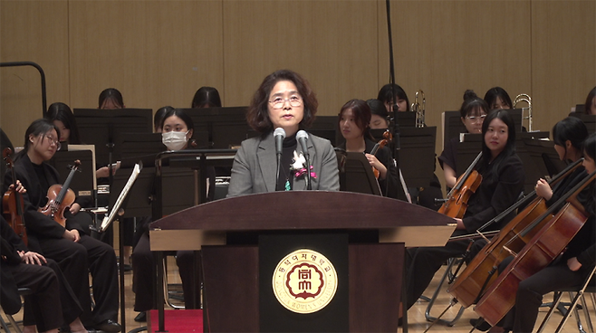 김명애 동덕여자대학교 총장이 개교기념식 축사를 전하고 있다.[사진 제공=동덕여대]