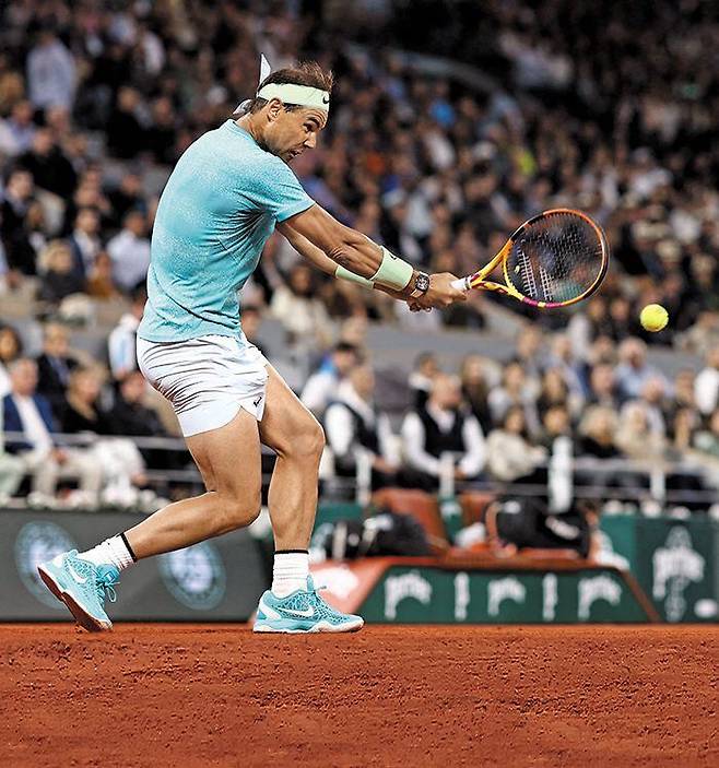 그의 열정은 여전히 이 코트에 있다 라파엘 나달이 28일 테니스 프랑스오픈 남자 단식 1회전에서 알렉산더 츠베레프의 공격을 받아치고 있다. 나달은 이날 0대3으로 졌지만, 관중들은 기립 박수로 그를 격려했다. /로이터 뉴스1