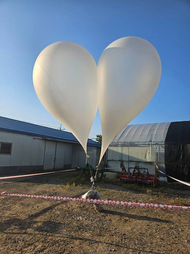 29일 북한이 살포한 대남 전단(삐라)으로 추정되는 물체가 29일 오전 경기 파주시 파평면에서 발견됐다./뉴스1