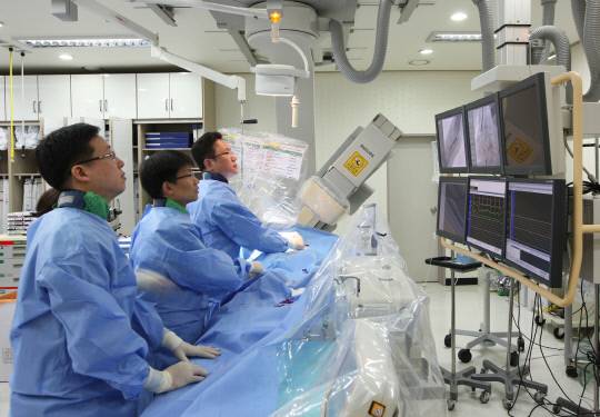 배장호 의료원장이 관상동맥을 진단하기 위해 심혈관조영술을 시행하고 있다. 병원 제공