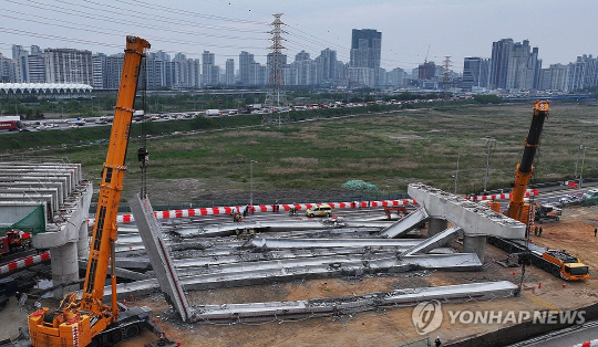 지난달 30일 경기도 시흥시 월곶동 서해안로 부근 고가차로 건설 현장 내 교량 상판 구조물 붕괴사고 현장. 연합뉴스