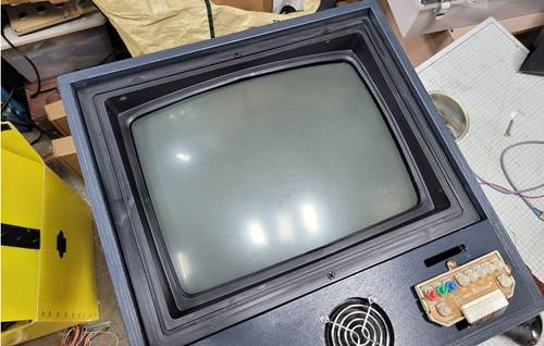 CRT 마스크를 씌우고 모니터를 고정해준 모습. 마스크는 삼덕사에서 구매했다고..